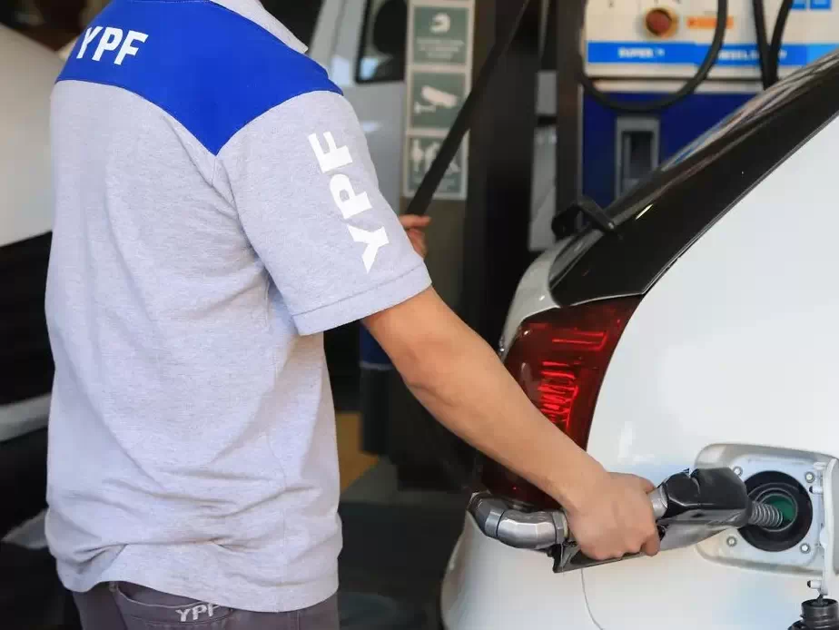 El aumento impositivo será parcial y se trasladará a los precios de la nafta y el gasoil desde el 1° de febrero - Foto Archivo