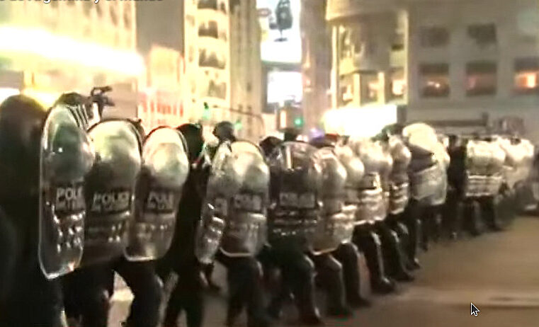 Nadie lo esperaba: Qué pasó realmente en el Obelisco para que la policía tuviera que sacar el camión hidrante