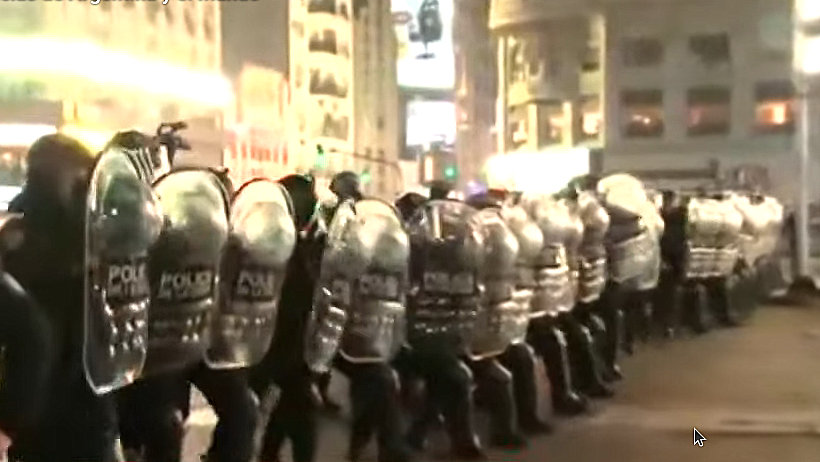 Infantería y motos de la Policía de la Ciudad 