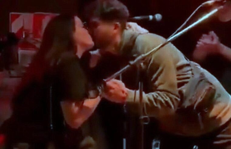 Se subió al escenario y le pidió casamiento a su novia en pleno recital de La Medianera