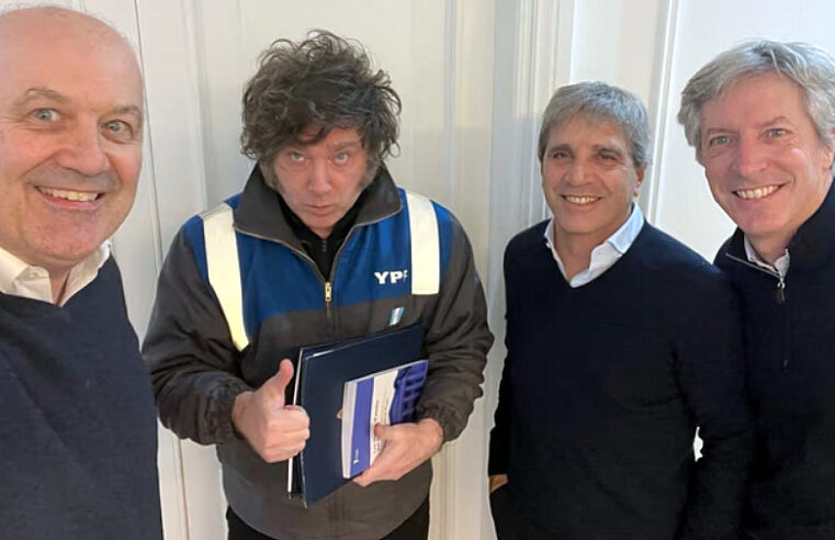 Javier Milie junto a los ministros Federico Sturzenegger (Desregulación), Luis Caputo (Economía) y el titular del BCRA, Santiago Bausili