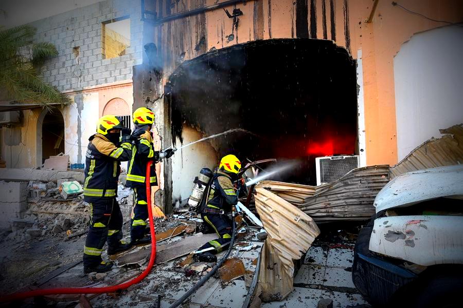 Defensa Civil de Bahréin extingue un incendio 