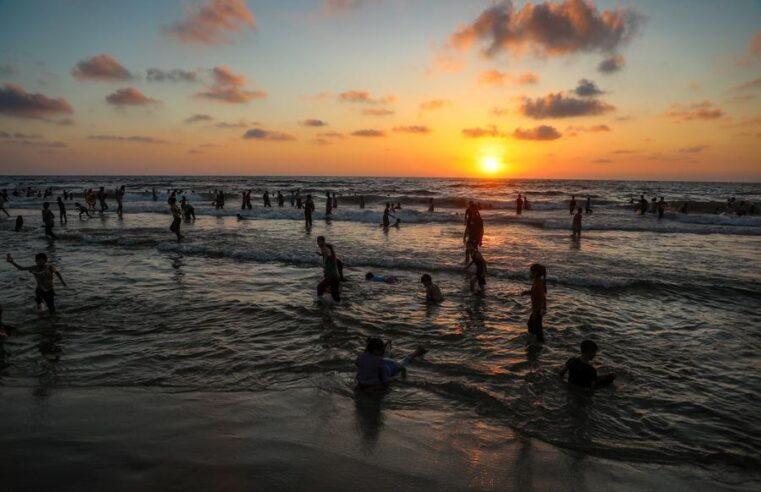 Palestinos descansando en una playa