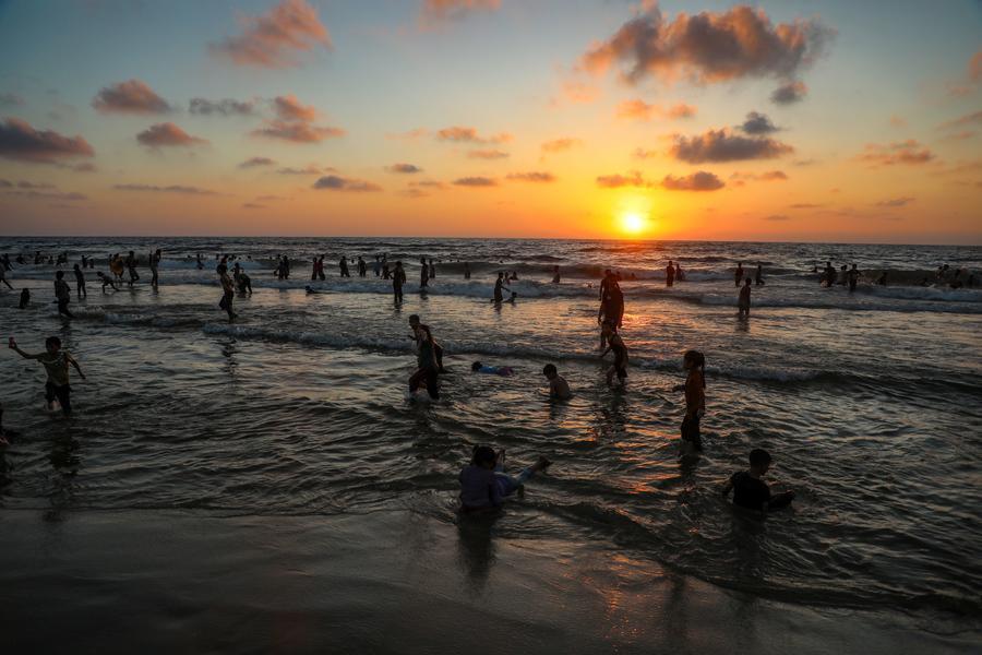 Palestinos descansando en una playa